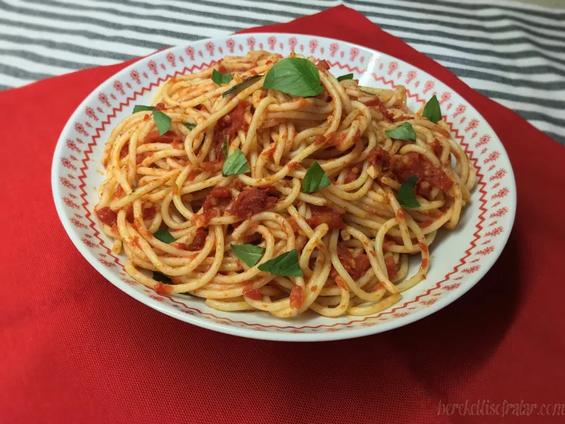 Domates Soslu Spagetti Makarna