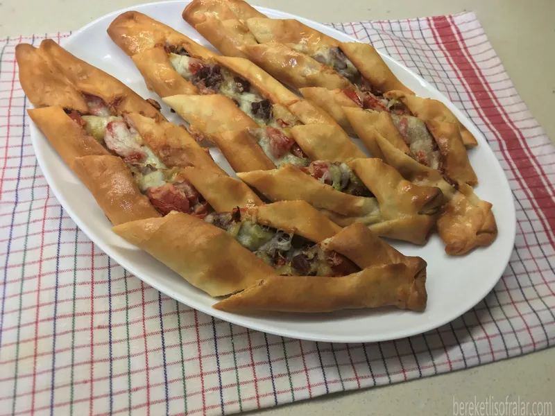 Kuşbaşılı ve Sucuklu Pide